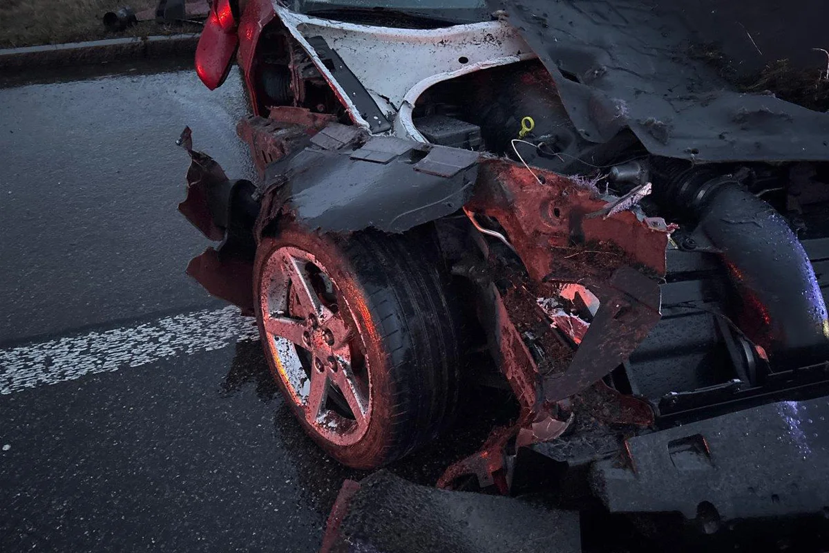 Benken SG – Fahrerin (29) prallt mit Corvette in Leitplanke