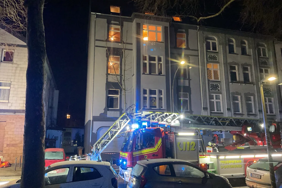 Dortmund – 14 Bewohner bei massivem Wohnungsbrand gerettet