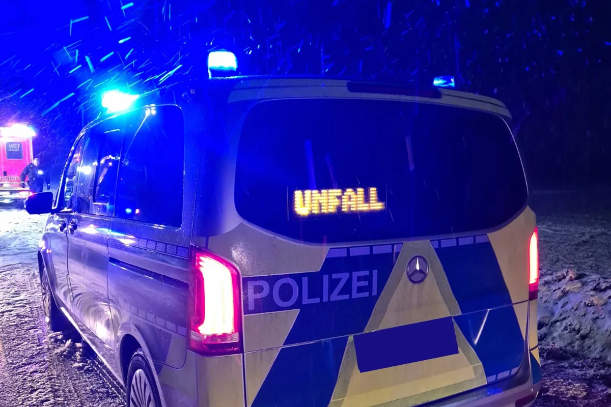 Ense – Lkw-Fahrer bei schwerem Unfall im Schnee verletzt