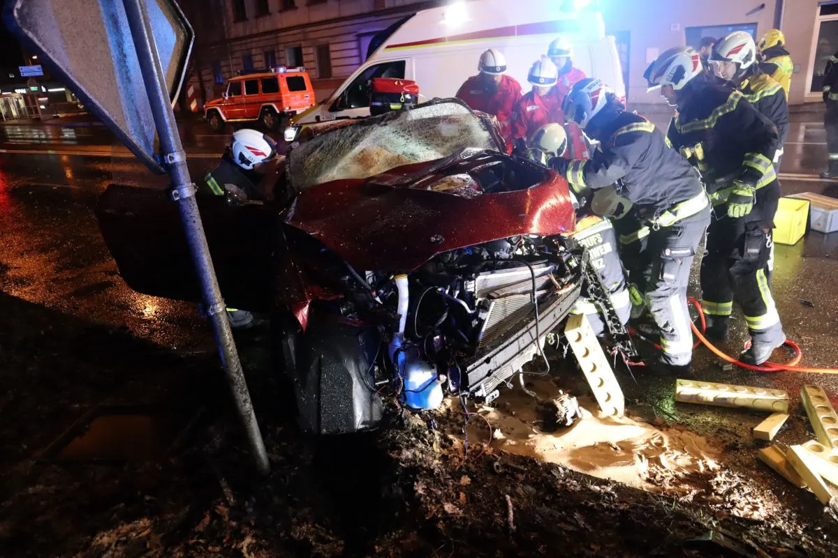 Linz – Lenker bei Unfall schwer verletzt