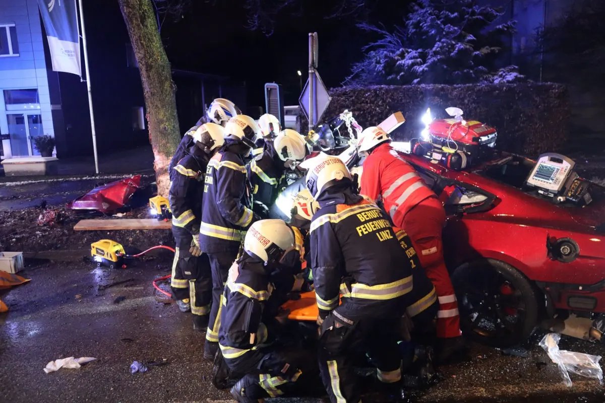 Linz – Lenker bei Unfall schwer verletzt