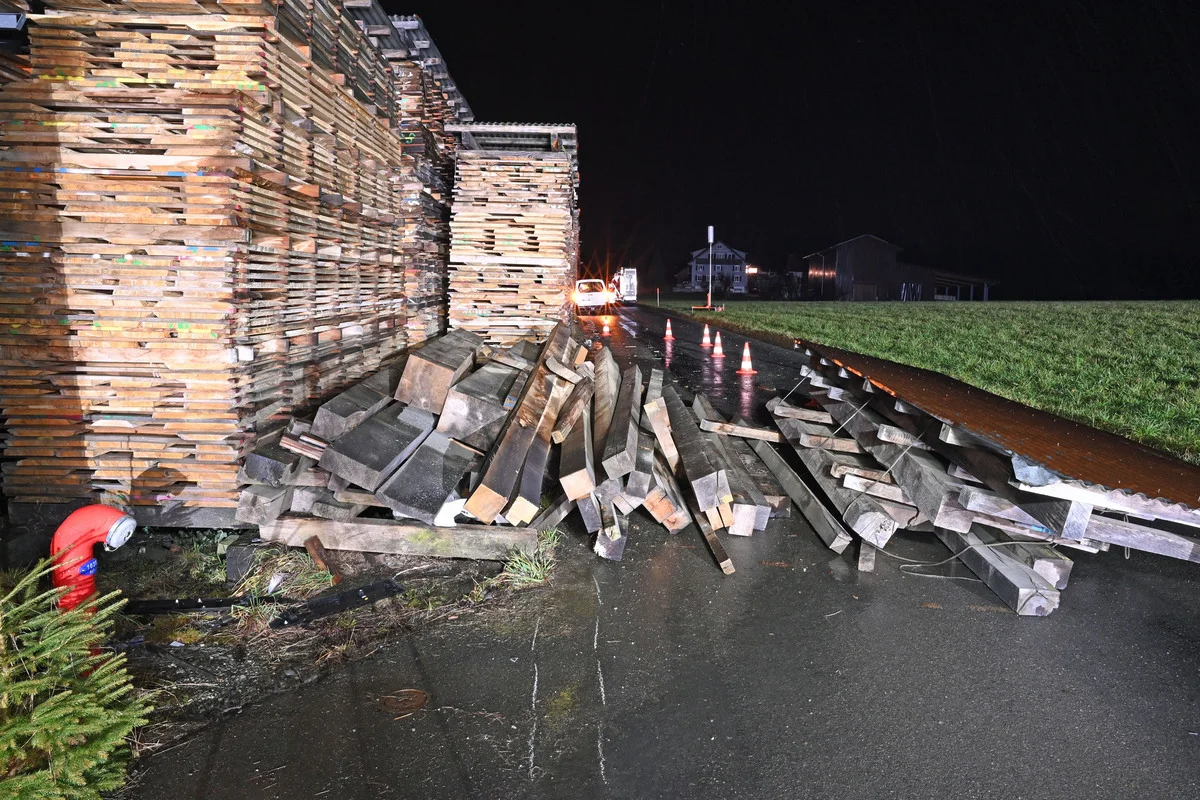 Rain LU – Lieferwagen kracht in Holzstapel – Fahrer alkoholisiert
