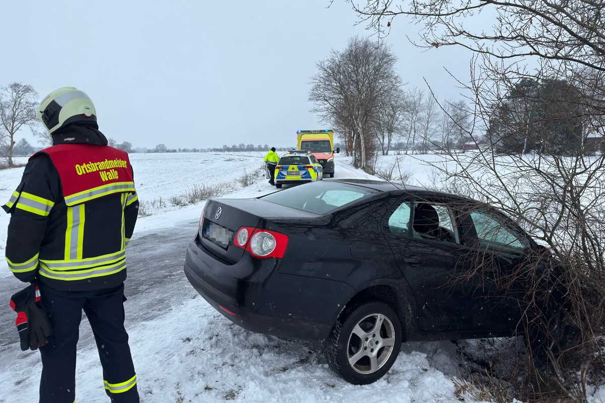 Aurich – Autofahrer nach Unfall bei Eisglätte eingeschlossen