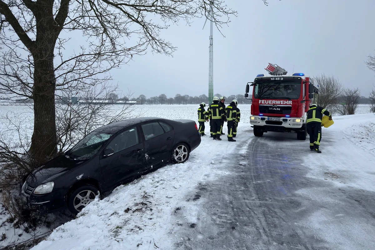 Aurich – Autofahrer nach Unfall bei Eisglätte eingeschlossen