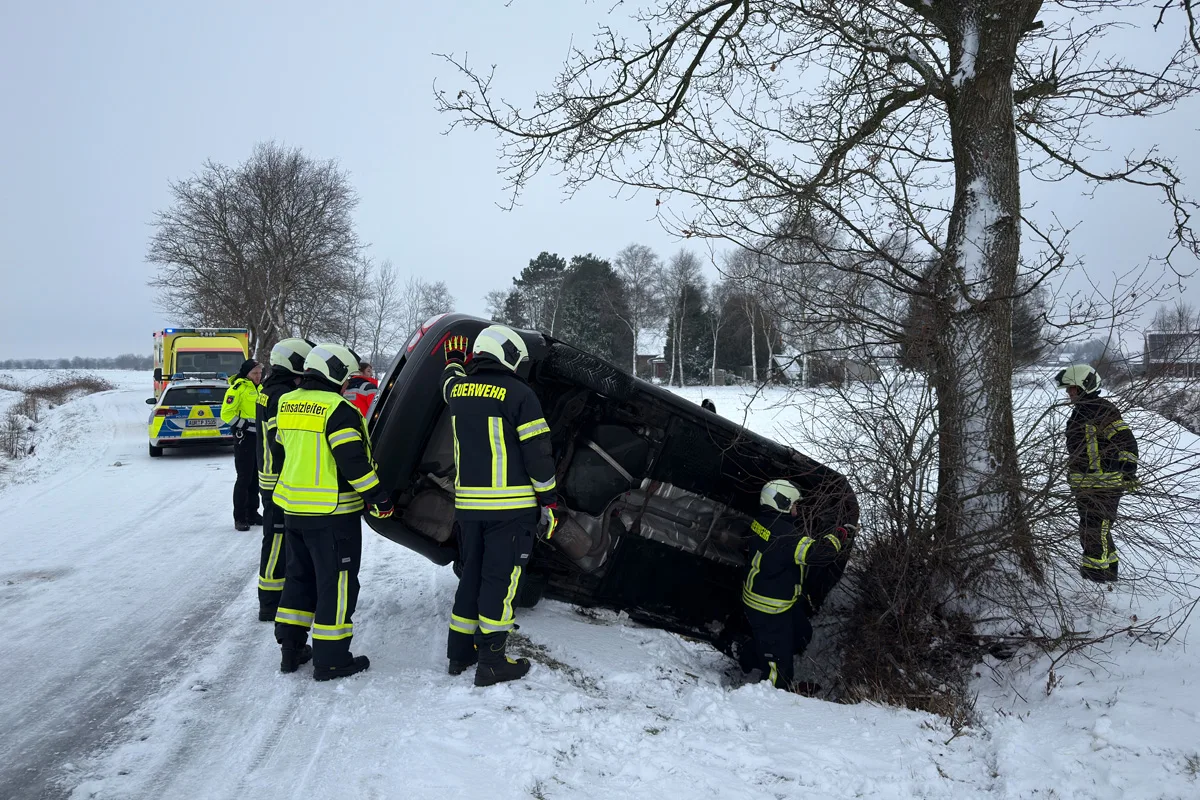 Aurich – Autofahrer nach Unfall bei Eisglätte eingeschlossen