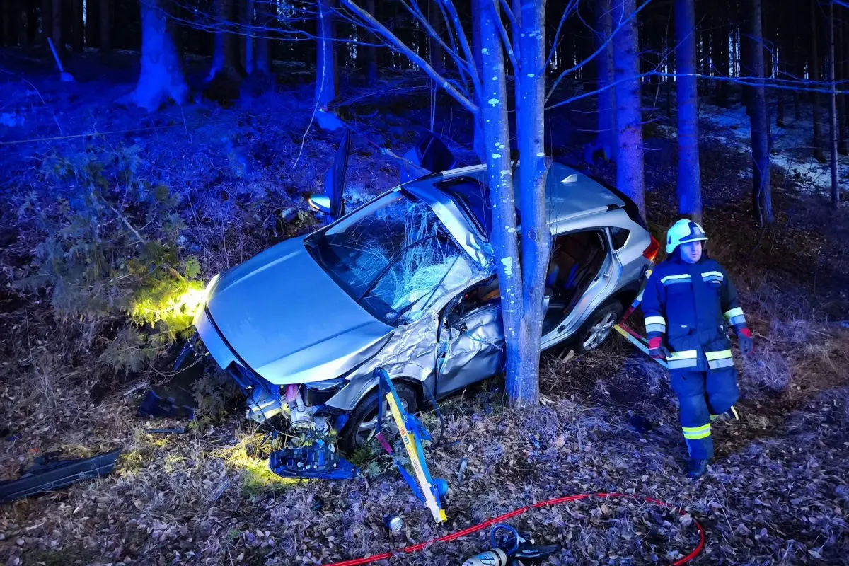Unfall bei Königswiesen – Pkw prallt gegen Baum