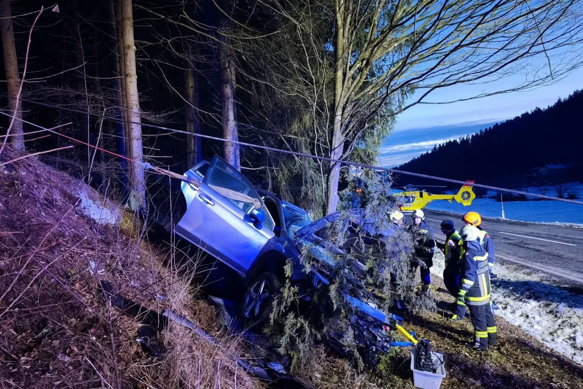 Unfall bei Königswiesen – Pkw prallt gegen Baum