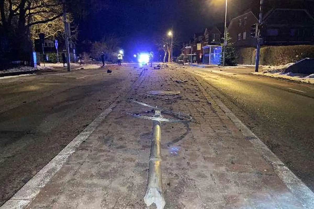 Buxtehude – Fahrer rammt Ampel und begeht Unfallflucht