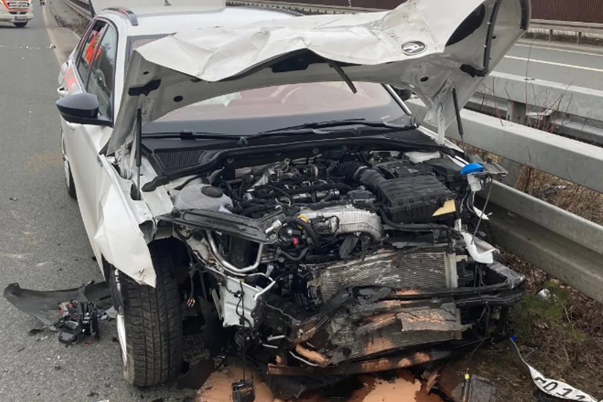 Bielefeld – Transporter prallt gegen Begrenzung auf Autobahn
