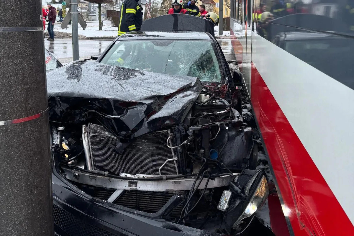 Peuerbach – Auto bei Eisenbahnkreuzung von Zug erfasst