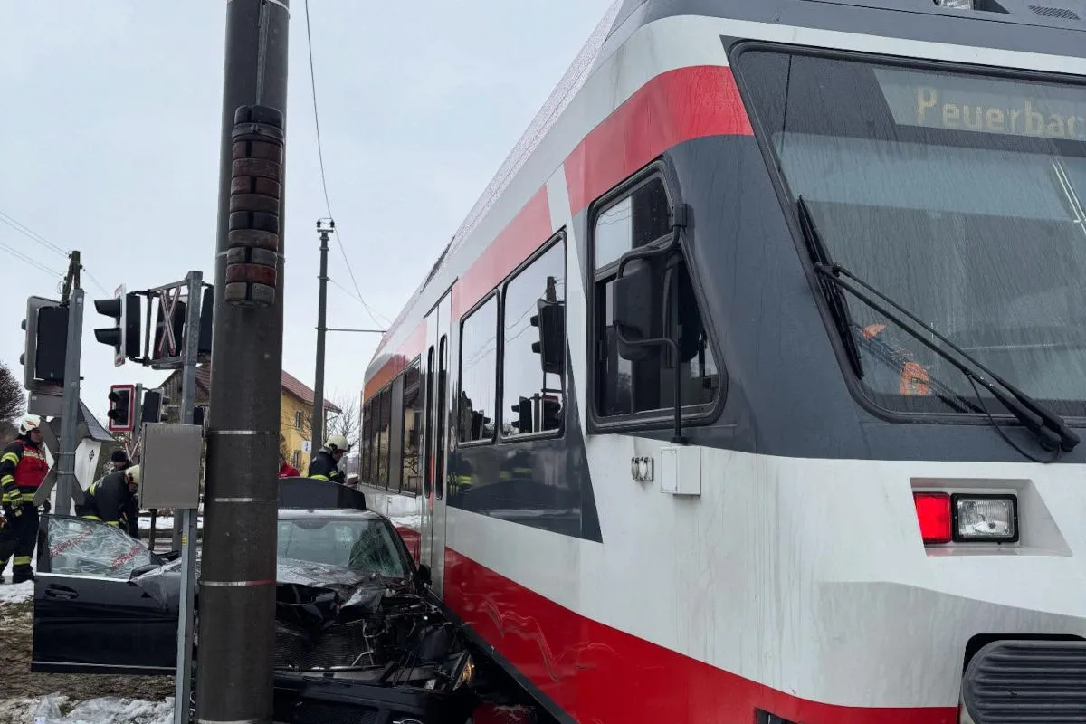 Peuerbach – Auto bei Eisenbahnkreuzung von Zug erfasst