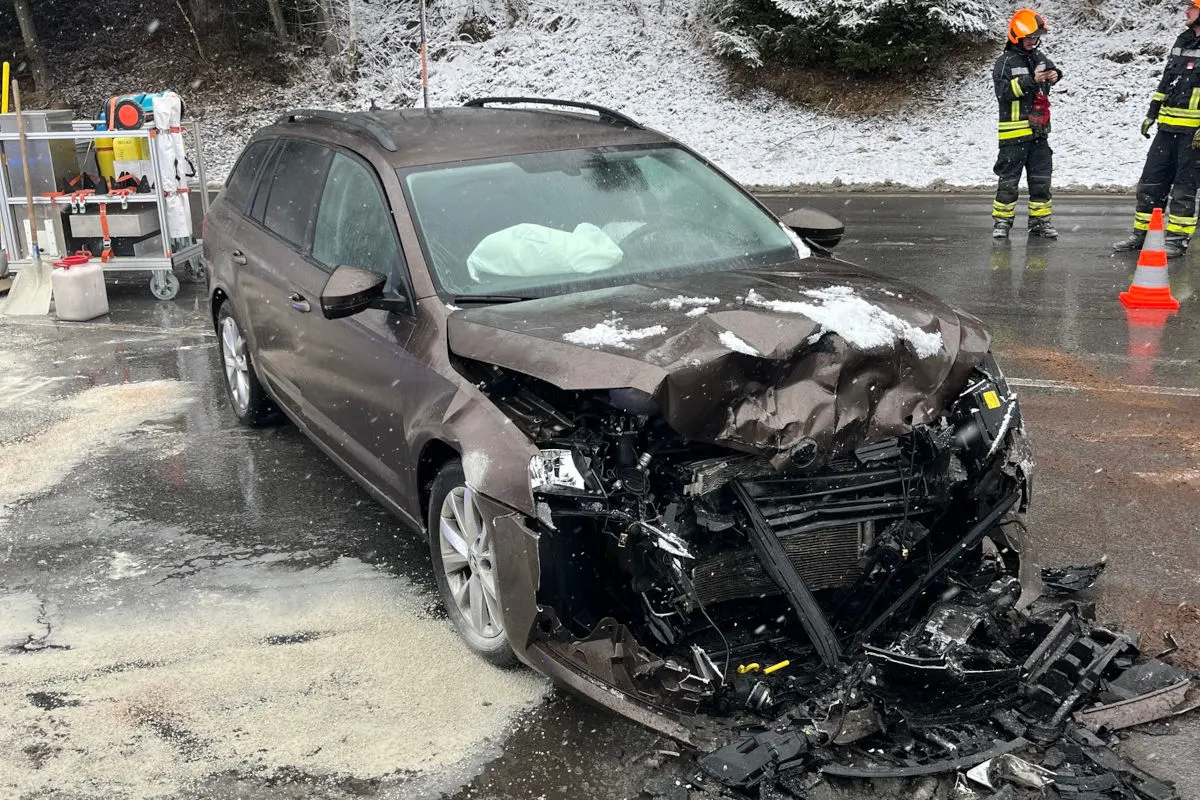 Mitterberg-Sankt Martin – Unfall auf schneeglatter Fahrbahn