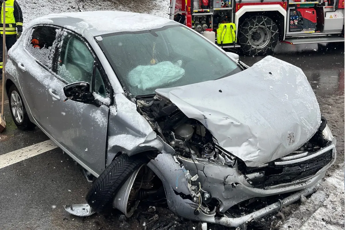 Mitterberg-Sankt Martin – Unfall auf schneeglatter Fahrbahn