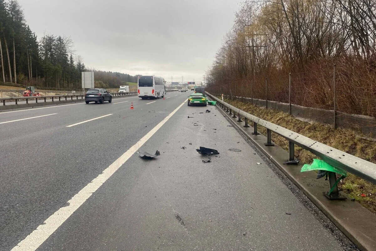 Unfall in Hünenberg ZG – Porsche kracht auf A4 in Leitplanke