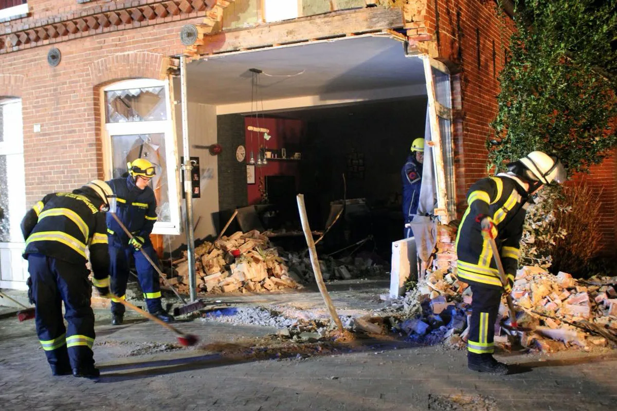 Weener – Betrunkener Autofahrer reißt bei Unfall Hauswand ein
