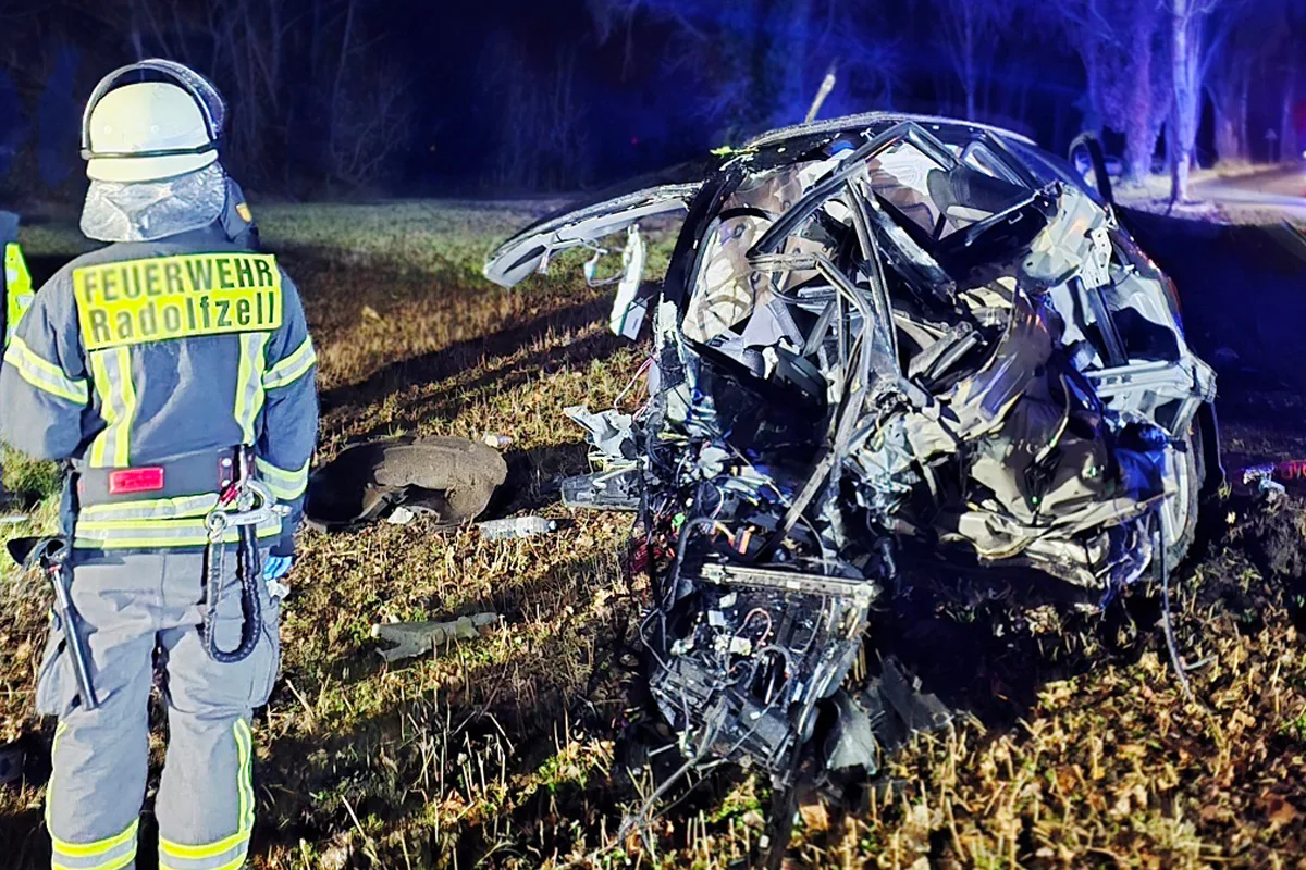 Radolfzell – Zwei Verletzte bei schwerem Alleinunfall