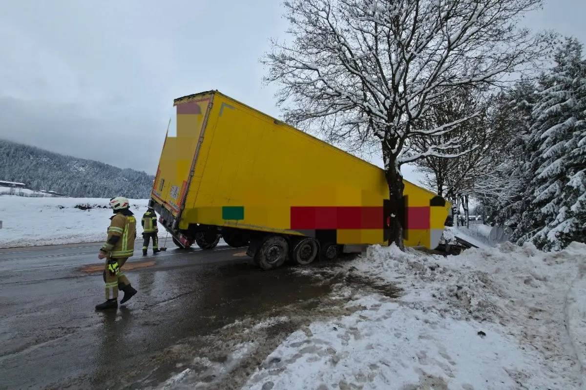 Unfall in Ellmau – Sattelauflieger reißt Bushaltestelle um