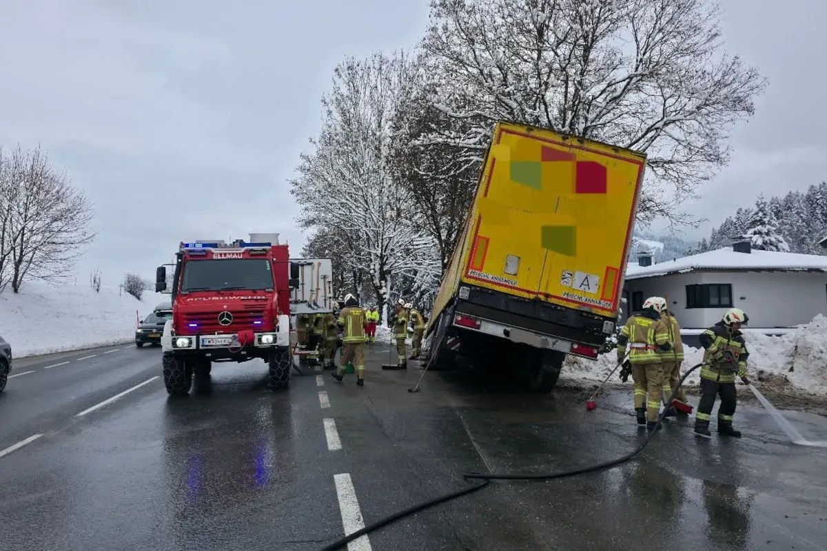 Unfall in Ellmau – Sattelauflieger reißt Bushaltestelle um