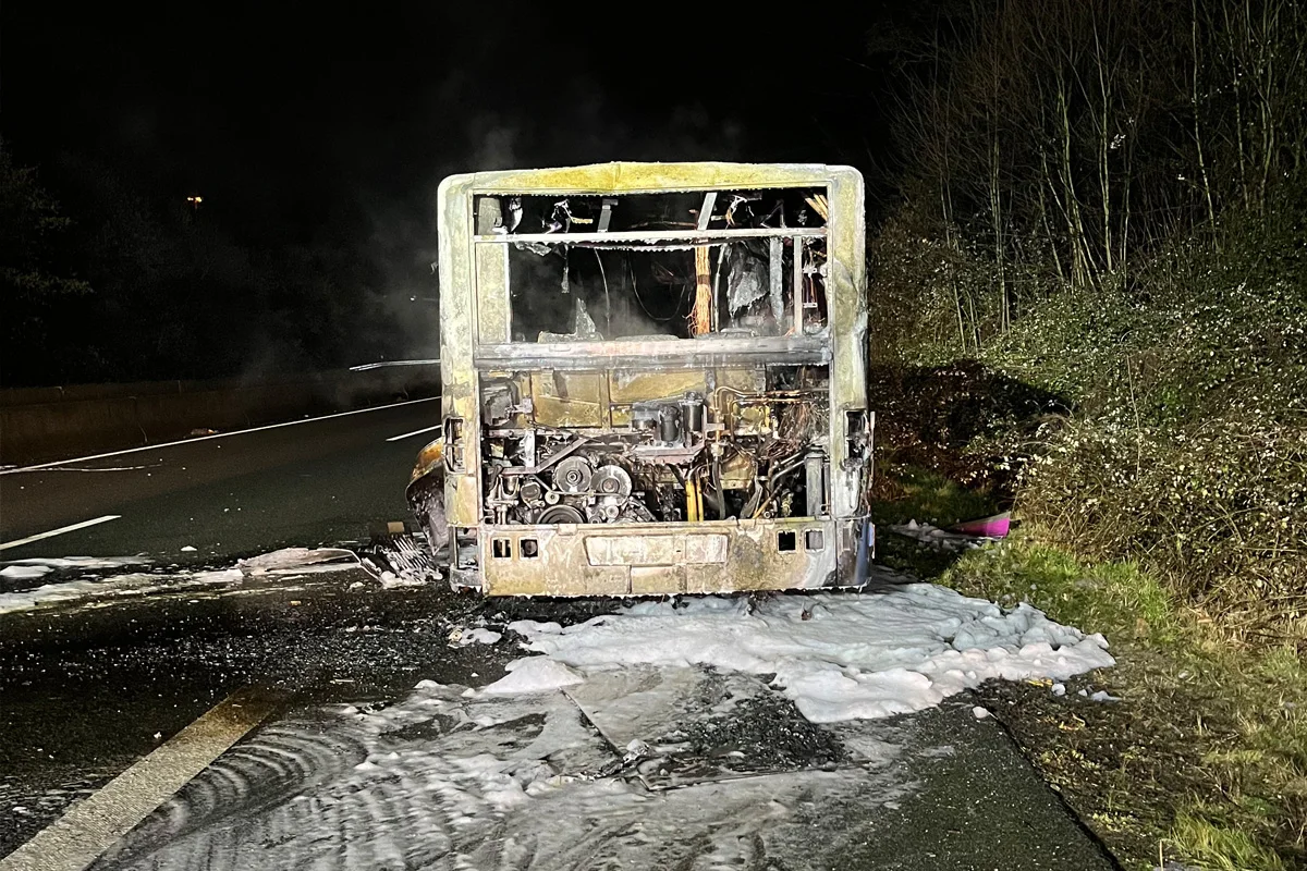 A52 Essen – Sperrung nach Brand von Linienbus auf Autobahn