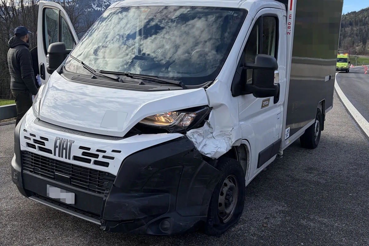 A4 Goldau SZ – Kollision auf Überholspur