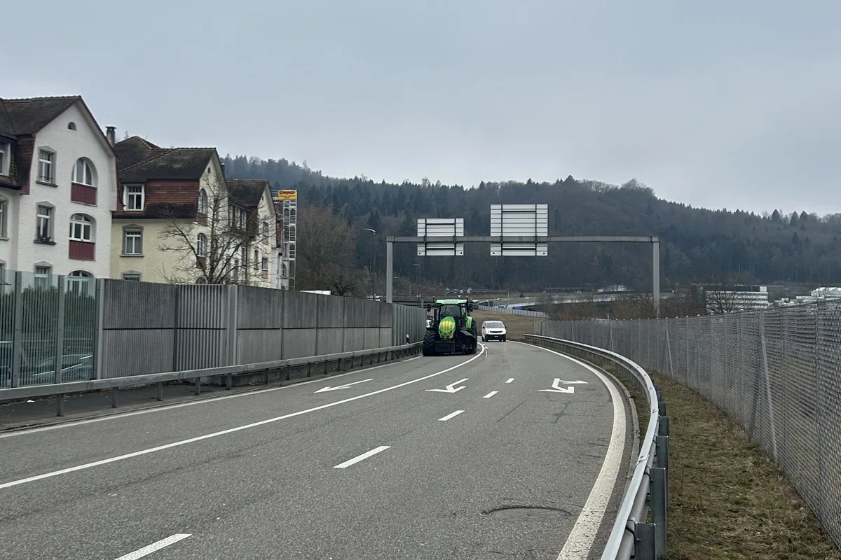 Neuenhof AG – Traktor verliert Vorderrad