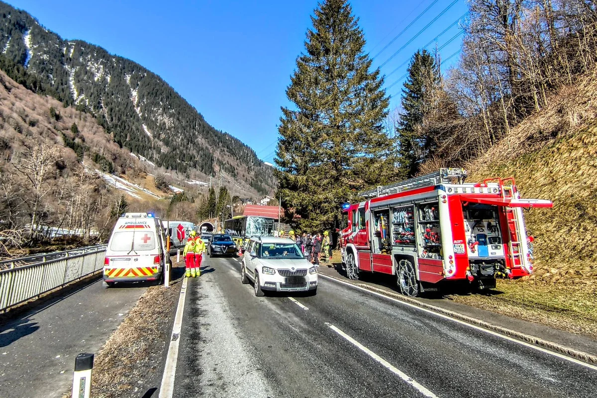 St. Gallenkirch –  Drei Verletzte bei Unfall mit Omnibus