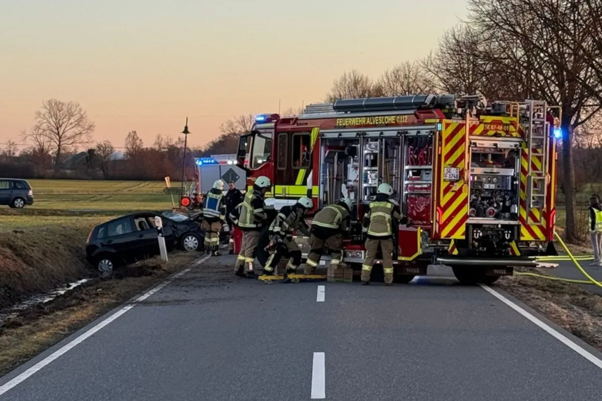 Alveslohe – Auto landet bei Unfall im Graben