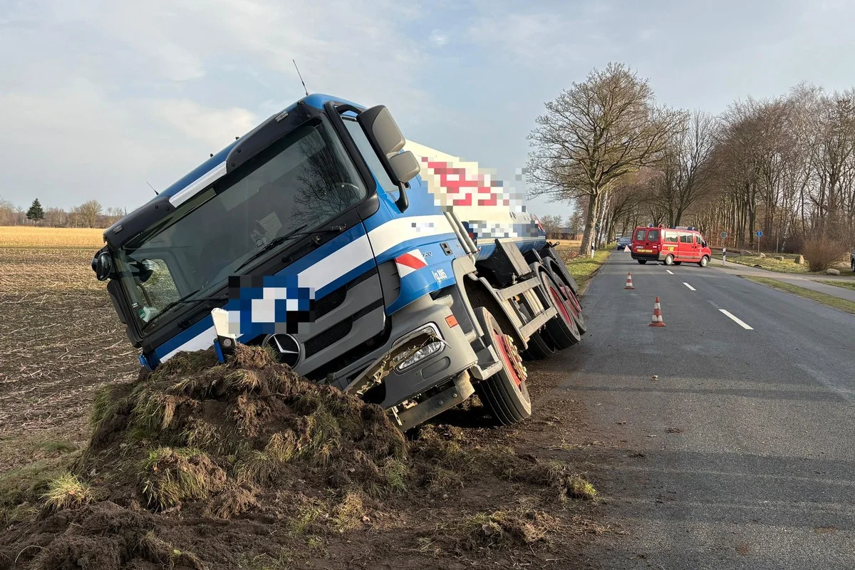 Unfall bei Stade – Tanklaster kippt bei Ausweichmanöver in Graben