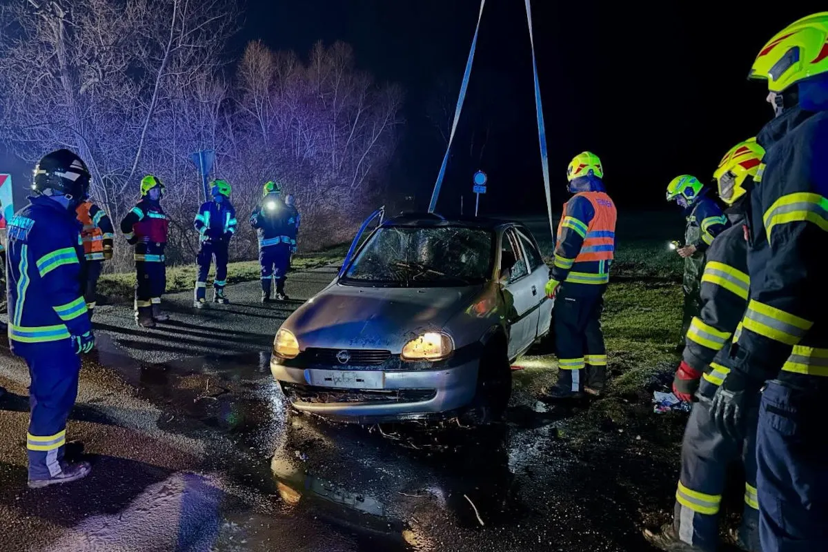  Pkw-Absturz in Fraham – Polizist rettet Lenkerin vor Ertrinken