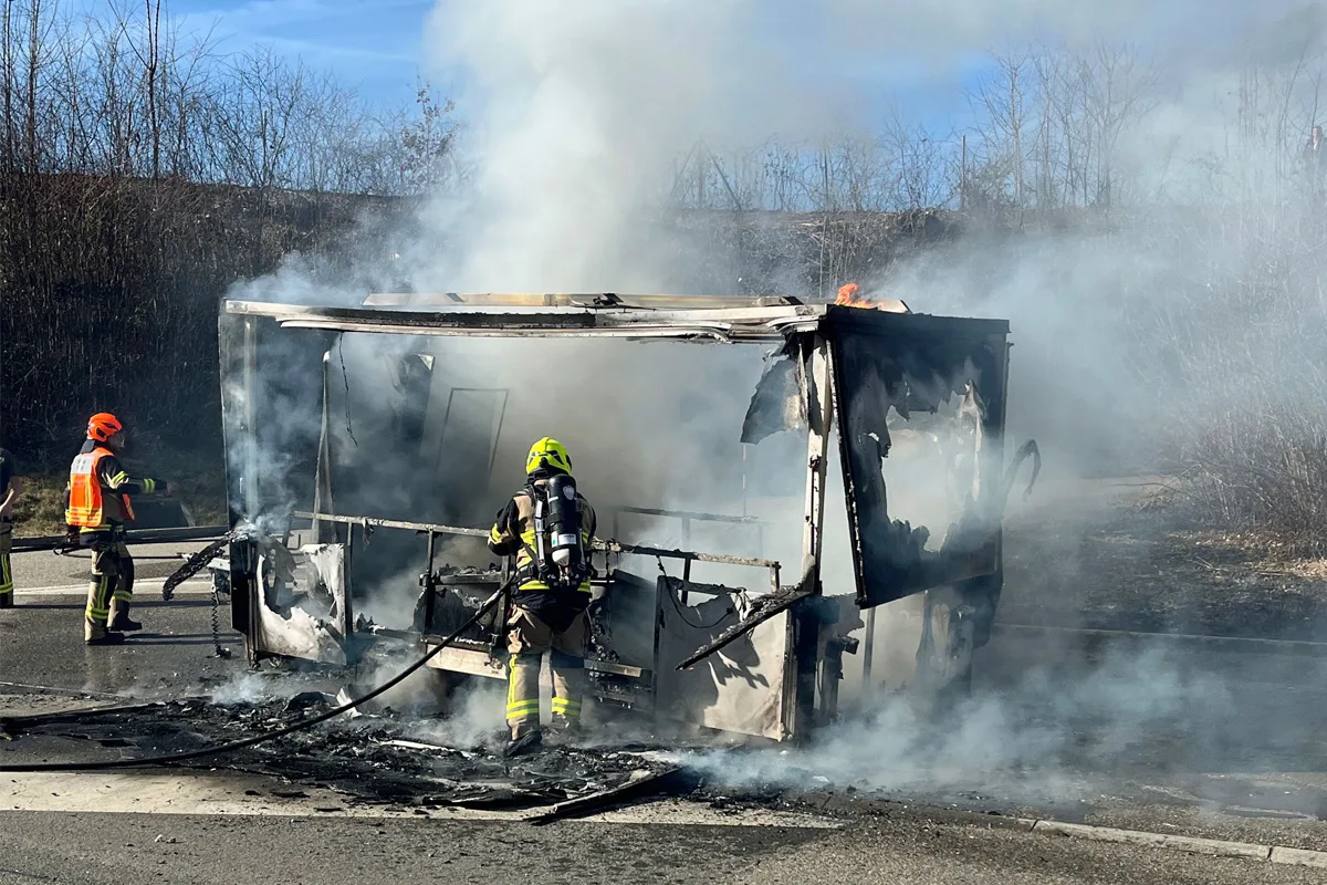 A14 Ebikon LU – Anhänger gerät bei Fahrt in Brand