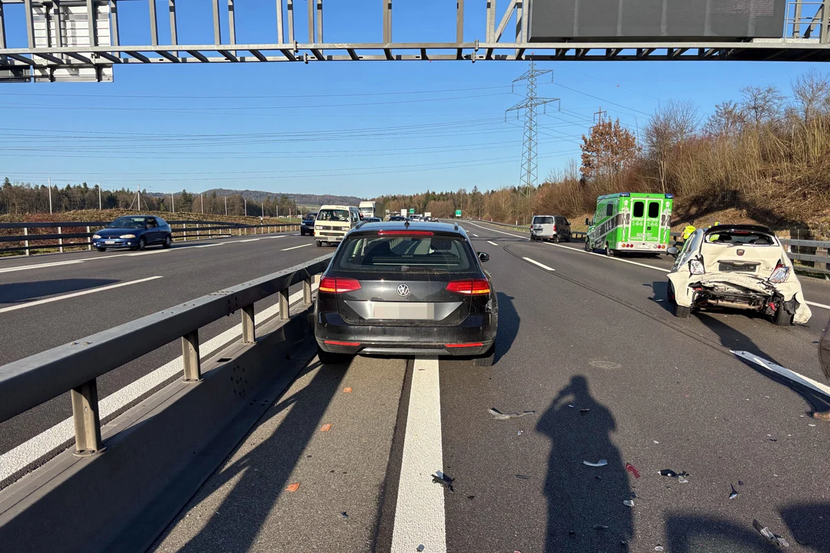 Brunegg AG – Auffahrkollision mit vier Fahrzeugen auf A1