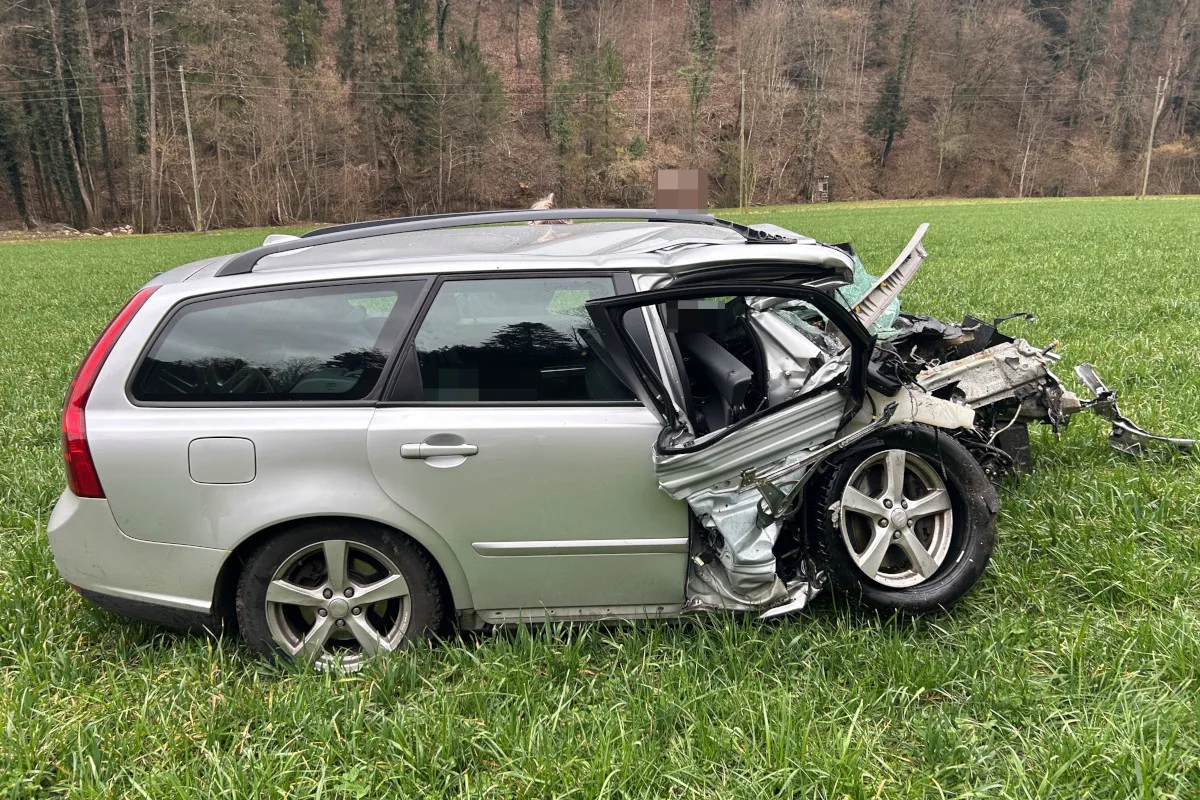  Unfall in Wittnau AG – Mit Auto in Baum gekracht