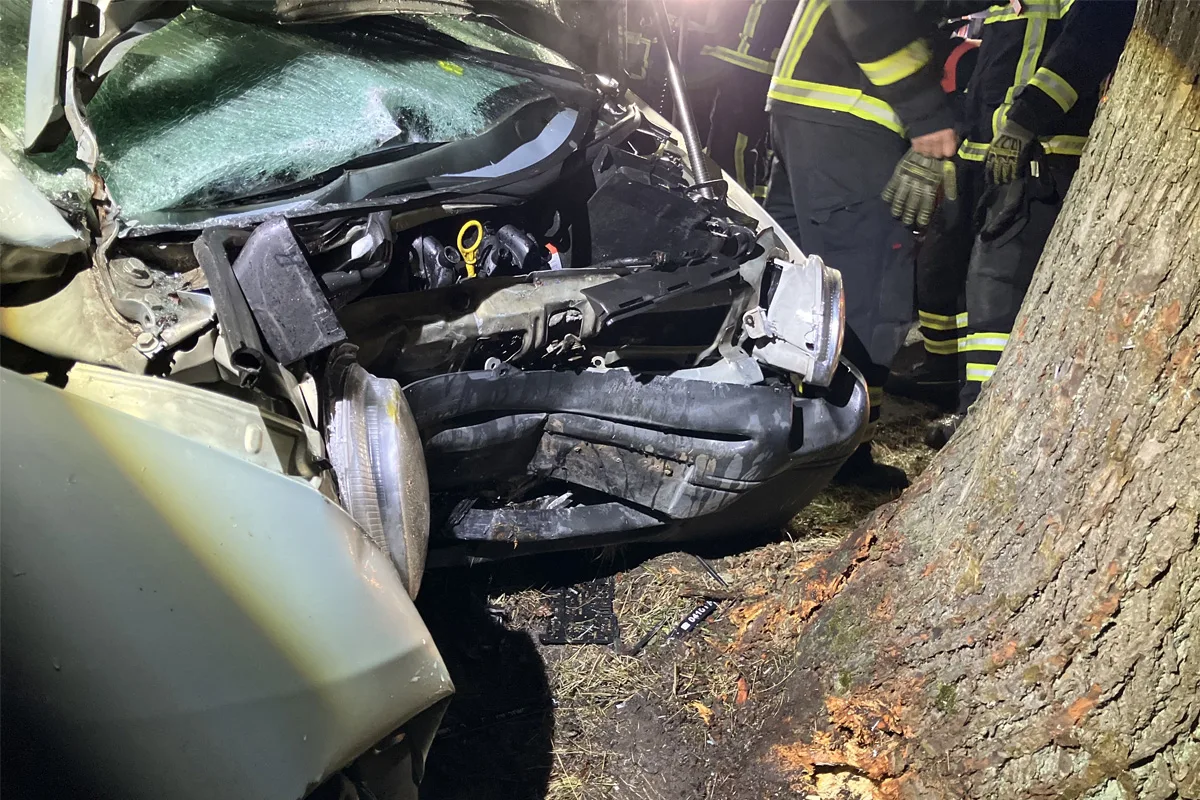 Mittelnkirchen – Fahrer prallt gegen Baum und wird schwer verletzt