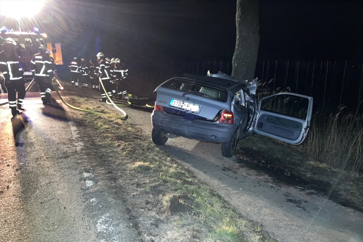 Mittelnkirchen – Fahrer prallt gegen Baum und wird schwer verletzt