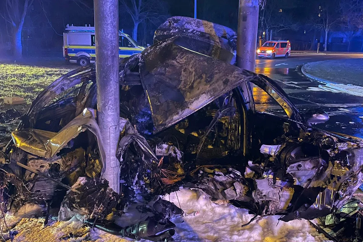 Hannover – Drei Schwerverletzte bei Unfall mit brennendem Pkw