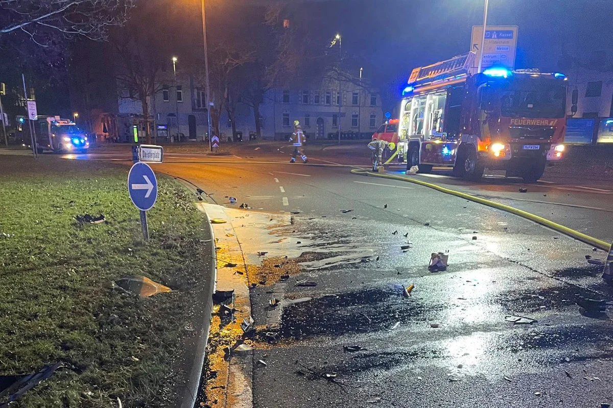 Hannover – Drei Schwerverletzte bei Unfall mit brennendem Pkw