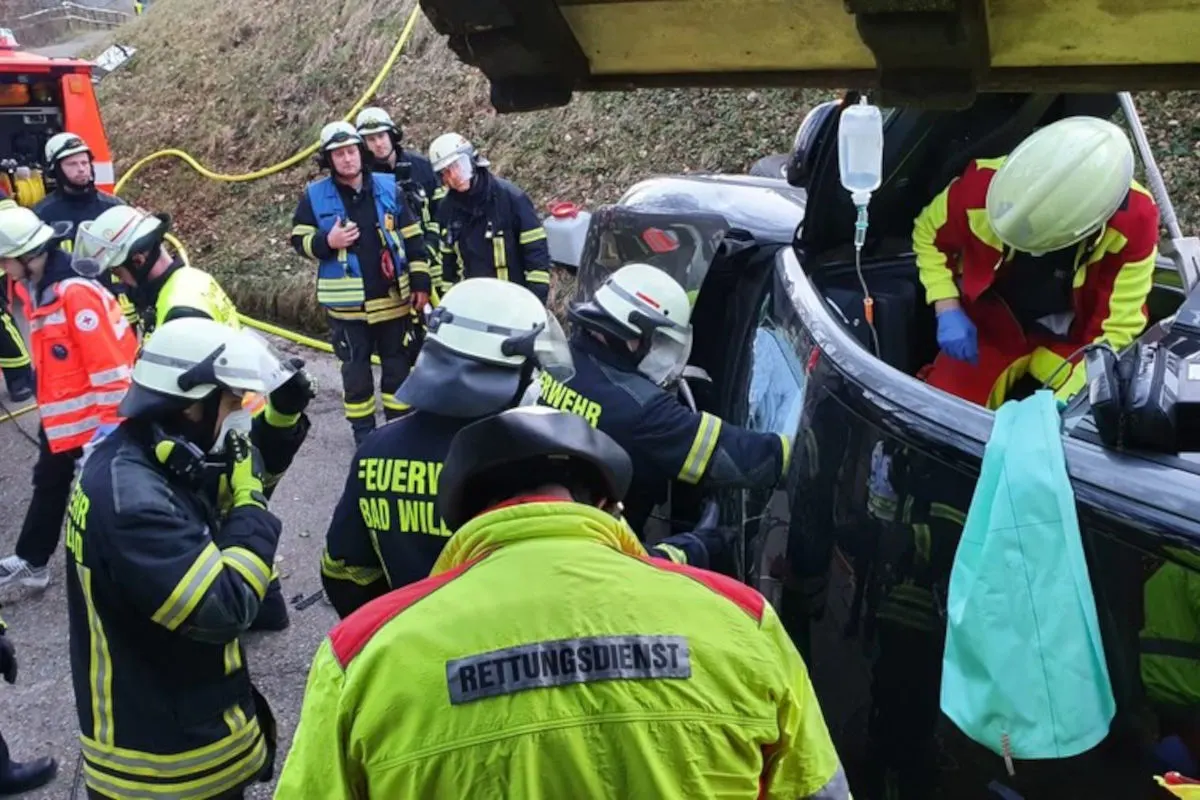 Unfall in Bad Wildbad – Mustang stürzt in Kurpark