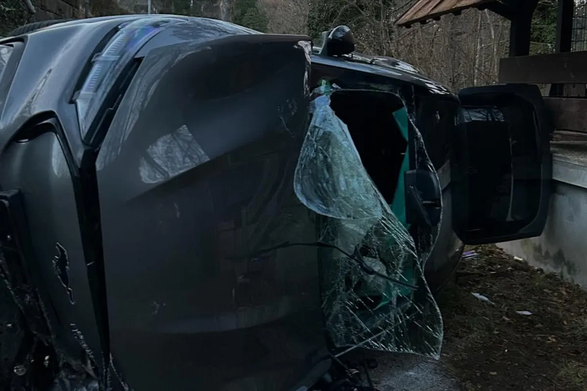 Unfall in Bad Wildbad – Mustang stürzt in Kurpark