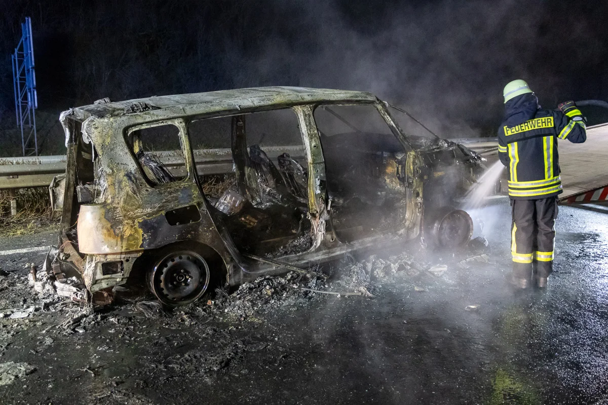A2 Porta Westfalica – Pkw brennt auf Autobahn vollständig aus