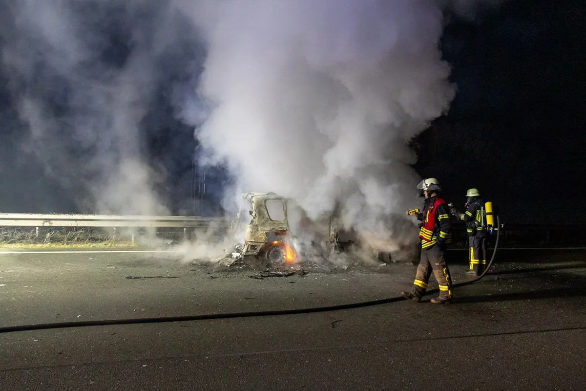 A2 Porta Westfalica – Pkw brennt auf Autobahn vollständig aus
