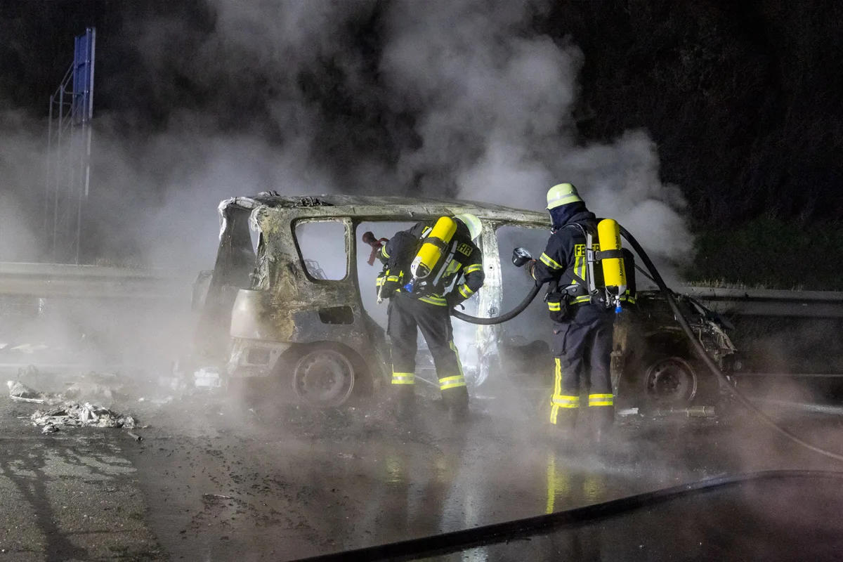 A2 Porta Westfalica – Pkw brennt auf Autobahn vollständig aus
