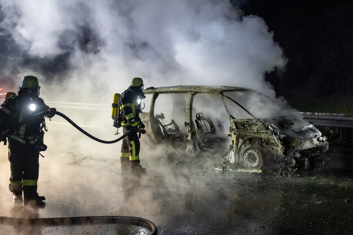 A2 Porta Westfalica – Pkw brennt auf Autobahn vollständig aus
