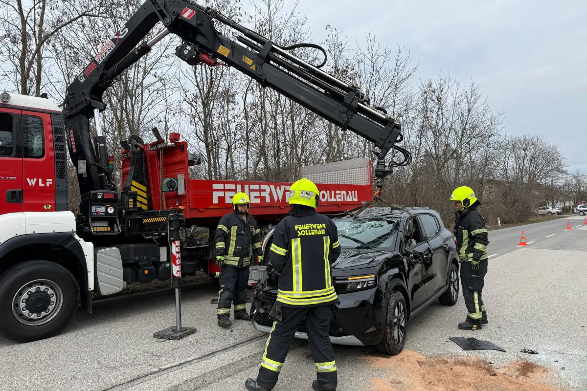 Sollenau – Pkw landet  nach Unfall auf dem Dach