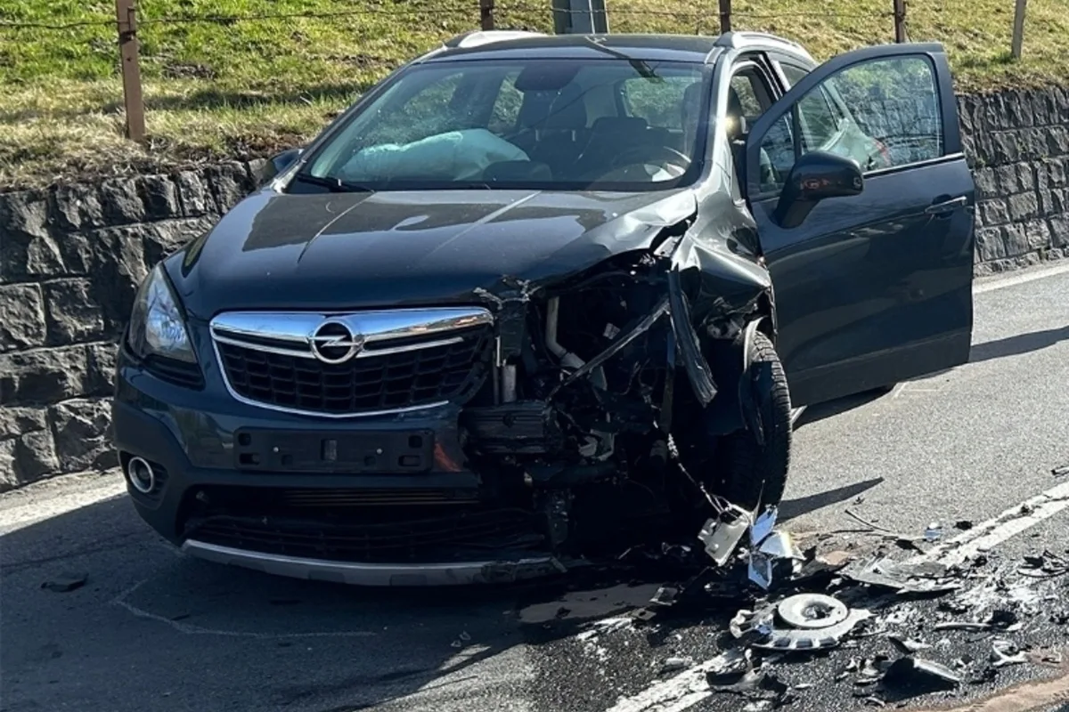 Bürglen OW – Autos prallen bei Unfall frontal zusammen