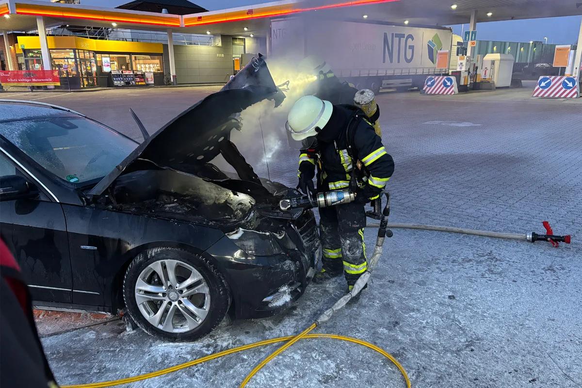 Sittensen – Fahrer nach Brand von Auto verletzt