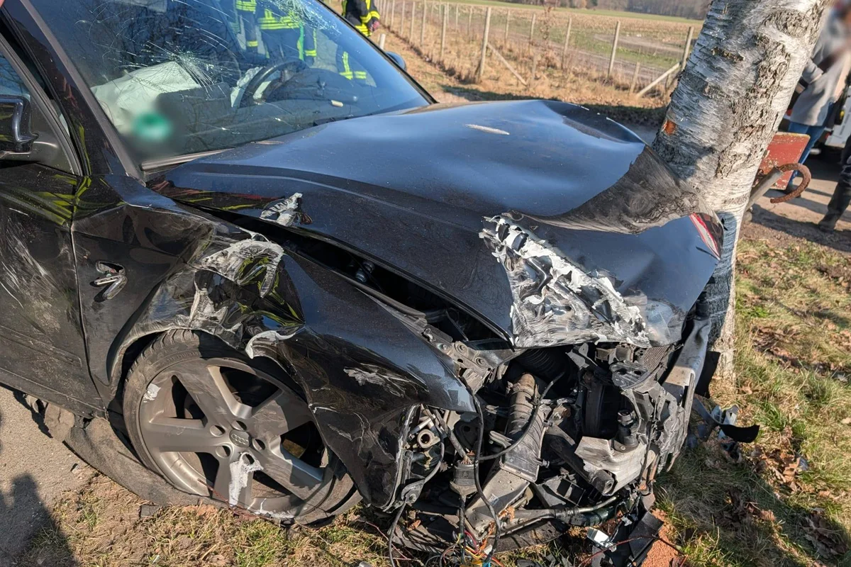 Bremervörde – Fahrer prallt beim Überholen gegen Traktor