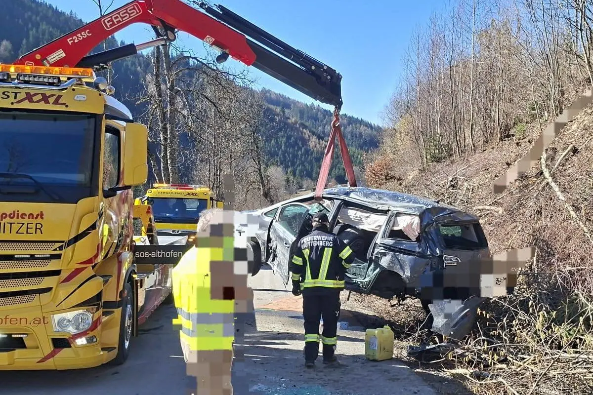 Lölling – Auto überschlägt sich nach Unfall zweimal