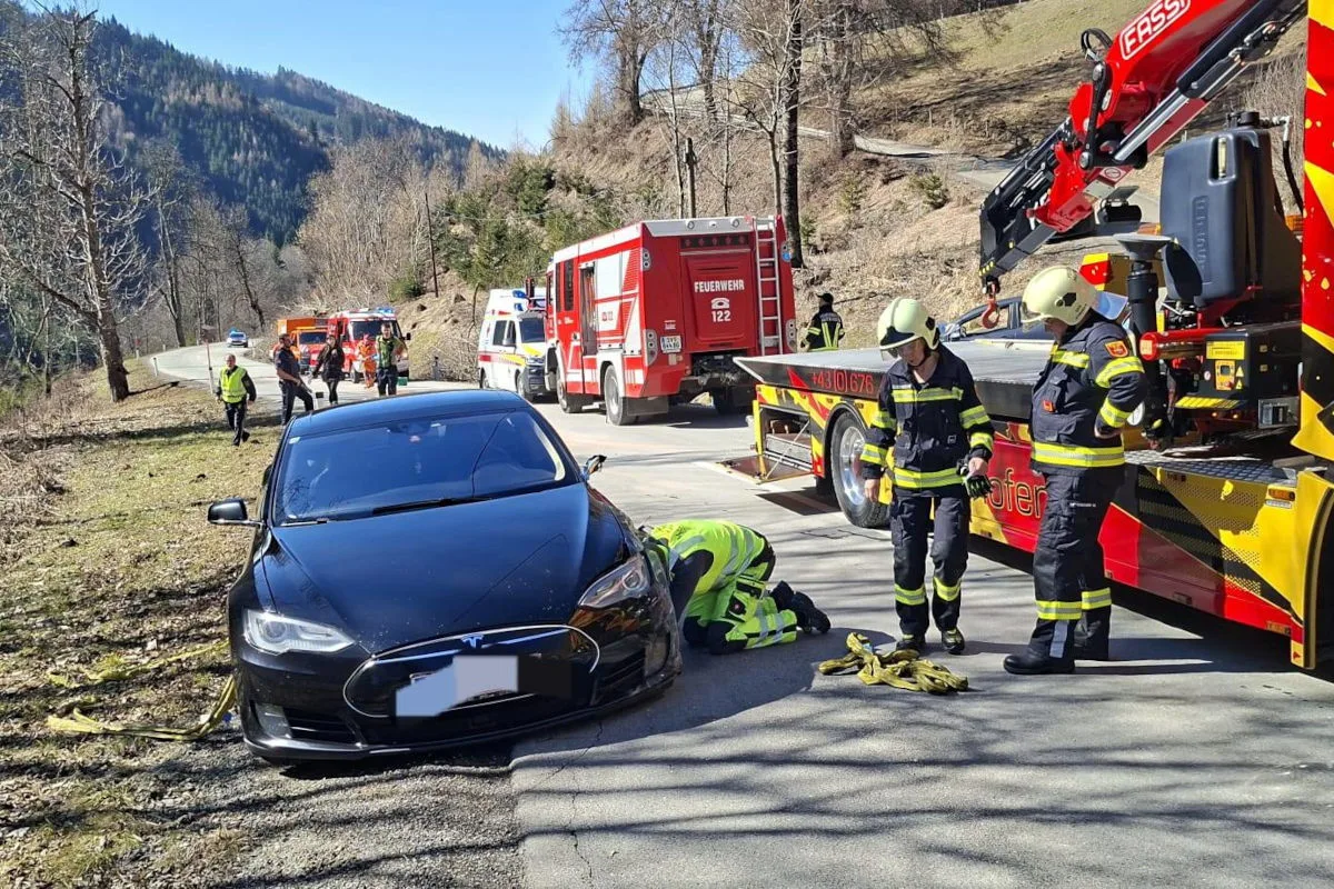 Lölling – Auto überschlägt sich nach Unfall zweimal