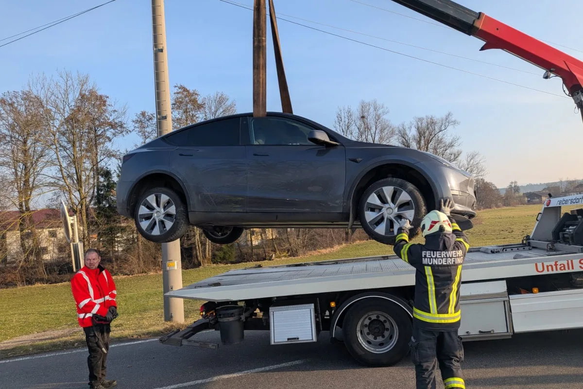 Pfaffstätt – Feuerwehr befreit eingeklemmte Lenkerin nach Unfall