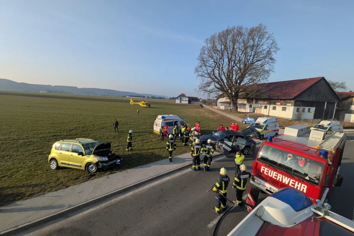 Pfaffstätt – Feuerwehr befreit eingeklemmte Lenkerin nach Unfall